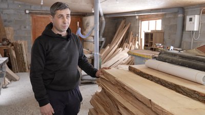 Пропонує ексклюзивність: тесля з Черкащини показав, як перетворює дерево на витвір мистецтва Пропонує ексклюзивність: тесля з Черкащини показав, як перетворює дерево на витвір мистецтва