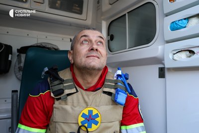 Фельдшер Віталій Токарєв відпочиває після чергового виїзду на виклик у Херсоні 19 листопада 2024 року Фельдшер Віталій Токарєв відпочиває після чергового виїзду на виклик у Херсоні 19 листопада 2024 року