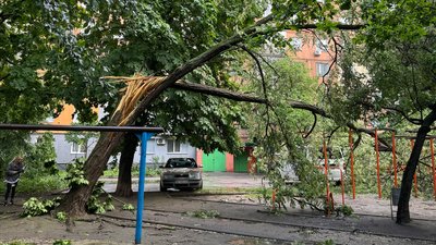 Гроза на Кіровоградщині: вітер повал дерева,
погнув білборд й зірвав покрівлю Гроза на Кіровоградщині: вітер повал дерева,
погнув білборд й зірвав покрівлю