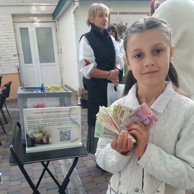 Софія Подолянчук з Хмельницького збирає гроші для ЗСУ, продаючи свої книги Софія Подолянчук з Хмельницького збирає гроші для ЗСУ, продаючи свої книги