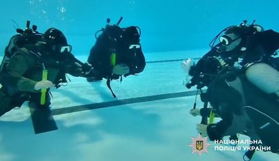 Вибухотехніки Полтавщини після міжнародного курсу навчилися шукати вибухівку під водою за допомогою дрона Вибухотехніки Полтавщини після міжнародного курсу навчилися шукати вибухівку під водою за допомогою дрона