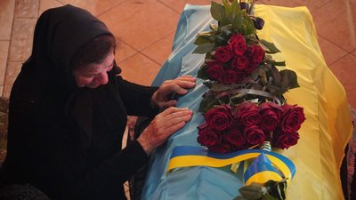 У Мукачеві попрощалися із полеглим на війні Євгеном Левдіковим У Мукачеві попрощалися із полеглим на війні Євгеном Левдіковим