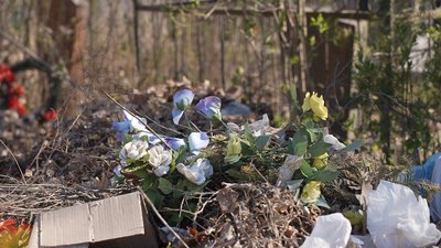 Листя, гілки й пластикові квіти: під час прибирання з кропивницьких цвинтарів щодня вивозять по 32 тонни сміття Листя, гілки й пластикові квіти: під час прибирання з кропивницьких цвинтарів щодня вивозять по 32 тонни сміття