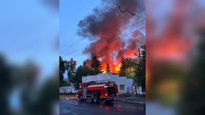 У Чернігові горить будівля хлібзаводу на вулиці Любецькій У Чернігові горить будівля хлібзаводу на вулиці Любецькій