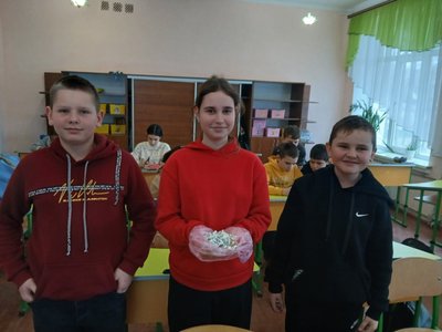 "Кришечки збирай — ЗСУ допомагай!": школярі на Вінниччині "Кришечки збирай — ЗСУ допомагай!": школярі на Вінниччині