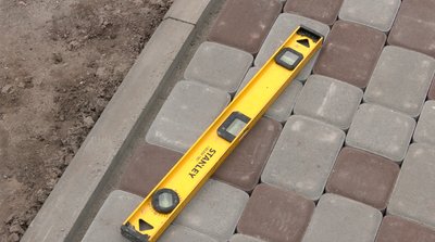 На кожному з об'єктів є недоліки: у Черкасах перевірили інфраструктуру на безбар’єрність На кожному з об'єктів є недоліки: у Черкасах перевірили інфраструктуру на безбар’єрність