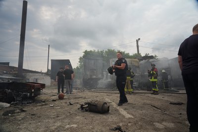 Вантажівки згоріли внаслідок російського удару дроном по Слобідському району Харкова, 4 липня 2026 року Вантажівки згоріли внаслідок російського удару дроном по Слобідському району Харкова, 4 липня 2026 року