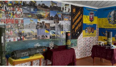 У сільському клубі створили кімнату-музей, де представлені військові експонати, які надіслали захисники У сільському клубі створили кімнату-музей, де представлені військові експонати, які надіслали захисники