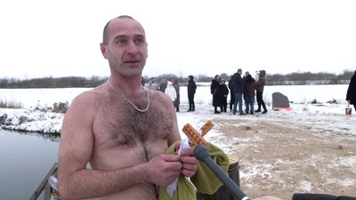 "Відчути душею і тілом": як жителі Рівненщини молились та занурювались у воду на Водохреще "Відчути душею і тілом": як жителі Рівненщини молились та занурювались у воду на Водохреще
