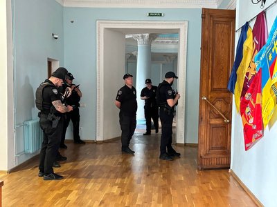 Сесія міськради у Житомирі: сутички, виклик поліції та земля, яку розсипали на депутатів Сесія міськради у Житомирі: сутички, виклик поліції та земля, яку розсипали на депутатів