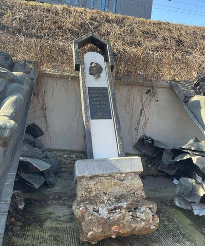 У Львові пам'ятний знак актору Амвросію Бучмі перенесли в музей "Територія терору" У Львові пам'ятний знак актору Амвросію Бучмі перенесли в музей "Територія терору"