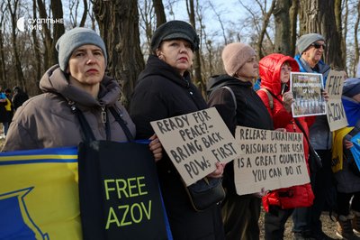 Обмін "всіх на всіх": біля посольства США у Києві мітингували родичі військовополонених Обмін "всіх на всіх": біля посольства США у Києві мітингували родичі військовополонених