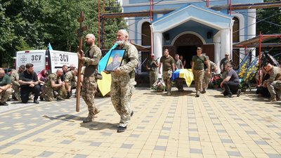 У Мукачеві попрощалися з полеглим на війні захисником Іваном Ключніком У Мукачеві попрощалися з полеглим на війні захисником Іваном Ключніком