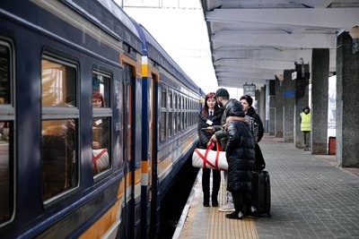 "Укрзалізниця" запустила оновлений після ремонту дизель-поїзд "Коростень — Вінниця" "Укрзалізниця" запустила оновлений після ремонту дизель-поїзд "Коростень — Вінниця"