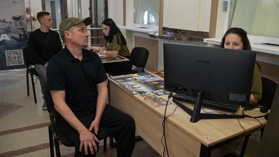 У Миколаєві 29 травня відкрили рекрутинговий центр української армії. Його розмістили у місцевому ЦНАПі. Охочі стати до лав Збройних сил України можуть отримати інформацію щодо підрозділів, а також обрати, де надалі служити У Миколаєві 29 травня відкрили рекрутинговий центр української армії. Його розмістили у місцевому ЦНАПі. Охочі стати до лав Збройних сил України можуть отримати інформацію щодо підрозділів, а також обрати, де надалі служити