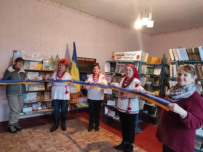 До Дня Соборності України у Малинській громаді на Житомирщині організували фотоакцію "Нитка Єдності"