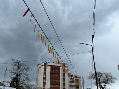 На мості в Тернополі встановили великогабаритні ворота На мості в Тернополі встановили великогабаритні ворота