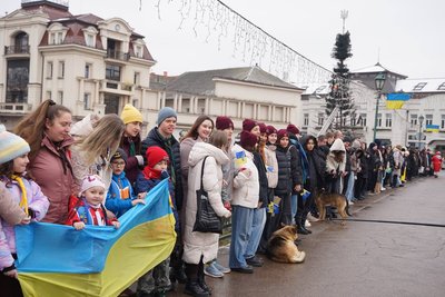 "Ланцюг єдності" утворили на пішохідному мосту в Ужгороді "Ланцюг єдності" утворили на пішохідному мосту в Ужгороді