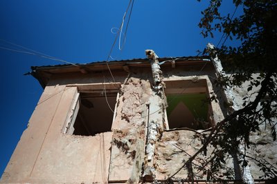 "Вікон багато побито". Очевидці розповіли про наслідки ракетної атаки у Сумах "Вікон багато побито". Очевидці розповіли про наслідки ракетної атаки у Сумах