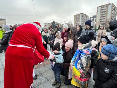 Солодощі від Миколая: у Черкасах дітям полонених та зниклих безвісти вручили подарунки Солодощі від Миколая: у Черкасах дітям полонених та зниклих безвісти вручили подарунки