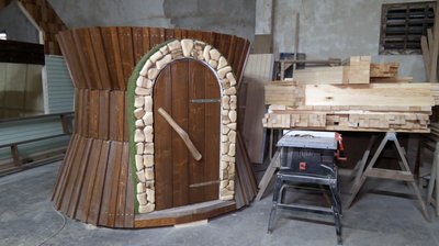 Подружжя на Волині за грантові кошти виробляє авторські дитячі майданчики