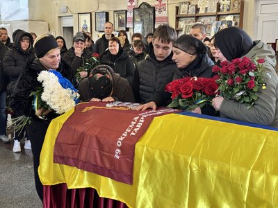 Вважався зниклим безвісти: у Полтаві попрощалися із військовим Владиславом Литвином Вважався зниклим безвісти: у Полтаві попрощалися із військовим Владиславом Литвином