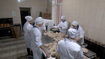 Печуть хліб "на сонці": як пекарня на Вінниччині працює на електростанції Печуть хліб "на сонці": як пекарня на Вінниччині працює на електростанції