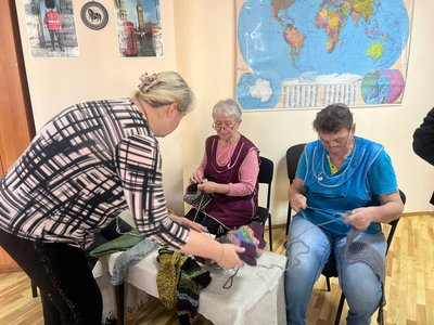 У вінницькому коледжі в'яжуть теплі шкарпетки для оборонців У вінницькому коледжі в'яжуть теплі шкарпетки для оборонців