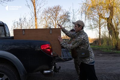 Військові 505-го окремого батальйону грузять в пікап боєприпаси, які відправлять на позицію розрахунку FPV Військові 505-го окремого батальйону грузять в пікап боєприпаси, які відправлять на позицію розрахунку FPV