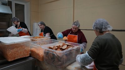 Безоплатні обіди у Сумах : як працює благодійна кухня Безоплатні обіди у Сумах : як працює благодійна кухня