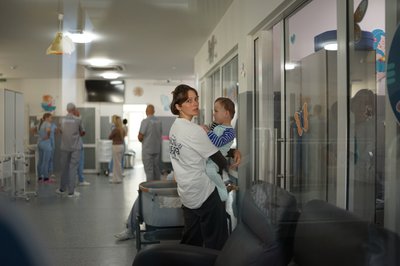 Волонтерка Олена Савчук у домі метеликів міста добра Волонтерка Олена Савчук у домі метеликів міста добра