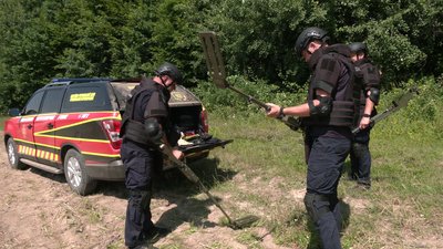 Артилерійські снаряди, мінометні міни та гранати: як рятувальники знаходять боєприпаси на Рівненщині Артилерійські снаряди, мінометні міни та гранати: як рятувальники знаходять боєприпаси на Рівненщині