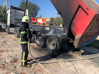 У селі біля Луцька вантажівка зачепила лінію електропередач. Водій загинув У селі біля Луцька вантажівка зачепила лінію електропередач. Водій загинув