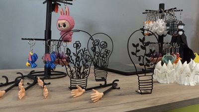 Ветеран із Житомира виготовляє брелоки та іграшки на 3D-принтері