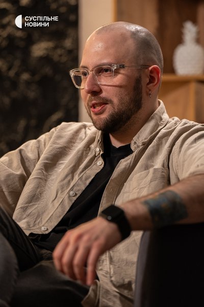 Ведучий YouTube-проєкту "Телебачення Торонто" Анатолій Остапенко під час інтервʼю Суспільному Ведучий YouTube-проєкту "Телебачення Торонто" Анатолій Остапенко під час інтервʼю Суспільному