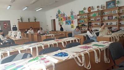 "Добра сумка": школярі з Житомирщини шиють екоторбинки, продають на ярмарках і допомагають військовим "Добра сумка": школярі з Житомирщини шиють екоторбинки, продають на ярмарках і допомагають військовим