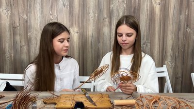 У етноцентрі на Рівненщині учнів навчали лозоплетіння У етноцентрі на Рівненщині учнів навчали лозоплетіння