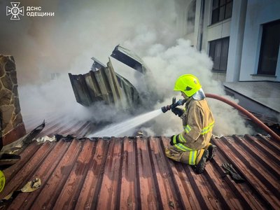 В Одесі загорілися склад і кухня ресторану на узбережжі: пожежу ліквідували В Одесі загорілися склад і кухня ресторану на узбережжі: пожежу ліквідували