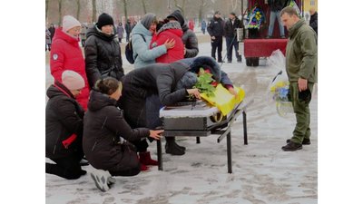 Поховання військового: на Чернігівщині попрощалися із Русланом Довгушею Поховання військового: на Чернігівщині попрощалися із Русланом Довгушею