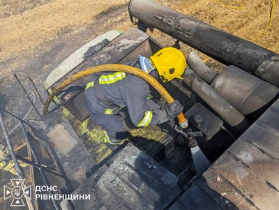 Загорівся під час руху: на Рівненщині повністю згорів комбайн Загорівся під час руху: на Рівненщині повністю згорів комбайн