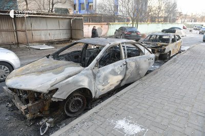 Вибиті вікна та горілі автівки: фото наслідків нічної атаки РФ на Одесу Вибиті вікна та горілі автівки: фото наслідків нічної атаки РФ на Одесу