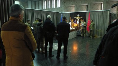 Рідні та знайомі попрощалися із героєм у приміщенні ритуальної служби, 24 грудня 2025 року, Хмельницький Рідні та знайомі попрощалися із героєм у приміщенні ритуальної служби, 24 грудня 2025 року, Хмельницький