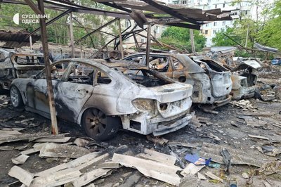 Знищено понад 20 авто на стоянці посеред багатоповерхівок: наслідки атаки РФ по Одесі Знищено понад 20 авто на стоянці посеред багатоповерхівок: наслідки атаки РФ по Одесі
