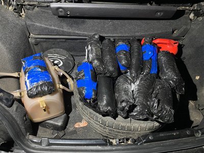 Киянка перевозила в автомобільній шині 12 кг психотропів