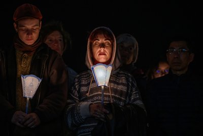 Віряни відвідують молитовну службу по смерті Папи Франциска біля храму Нотр-Дам у Лурді на півдні Франції Віряни відвідують молитовну службу по смерті Папи Франциска біля храму Нотр-Дам у Лурді на півдні Франції