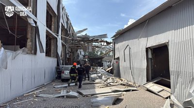 В Одесі через атаку РФ пошкоджено магазин та інфраструктуру, є поранені В Одесі через атаку РФ пошкоджено магазин та інфраструктуру, є поранені