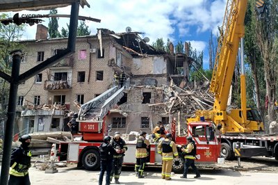 КАБ поцілив у будинок у Краматорську: як розбирають завали — фото