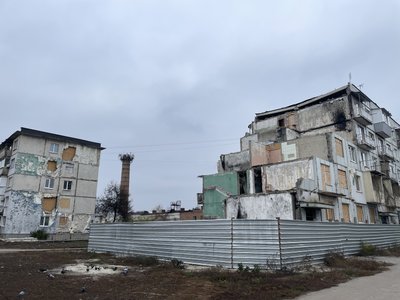 У квартирах зруйнованого ракетою будинку у Полтаві мокрі стіни: чому не відновлюють будівлю У квартирах зруйнованого ракетою будинку у Полтаві мокрі стіни: чому не відновлюють будівлю