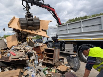 Після атаки РФ комунальники у Луцьку вивезли 120 тонн будівельних уламків Після атаки РФ комунальники у Луцьку вивезли 120 тонн будівельних уламків