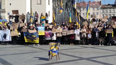 Учасники акції з плакатами Учасники акції з плакатами